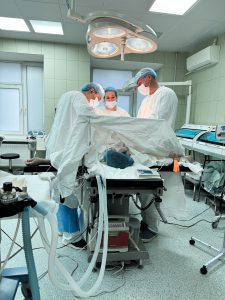 Бригада хірургів та проктологів під керівництвом Пугача Вячеслава Віталійовича видаляє велику пухлину черевної порожнини