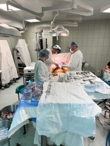 Кардіохірург Тополов Павло Олександрович на зупиненому серці проводить пластику клапанів