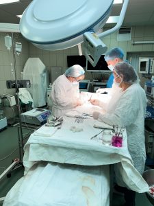 Хірург ендокринолог Ткаченко Ріма Петрівна виконує операцію на щитоподібній залозі